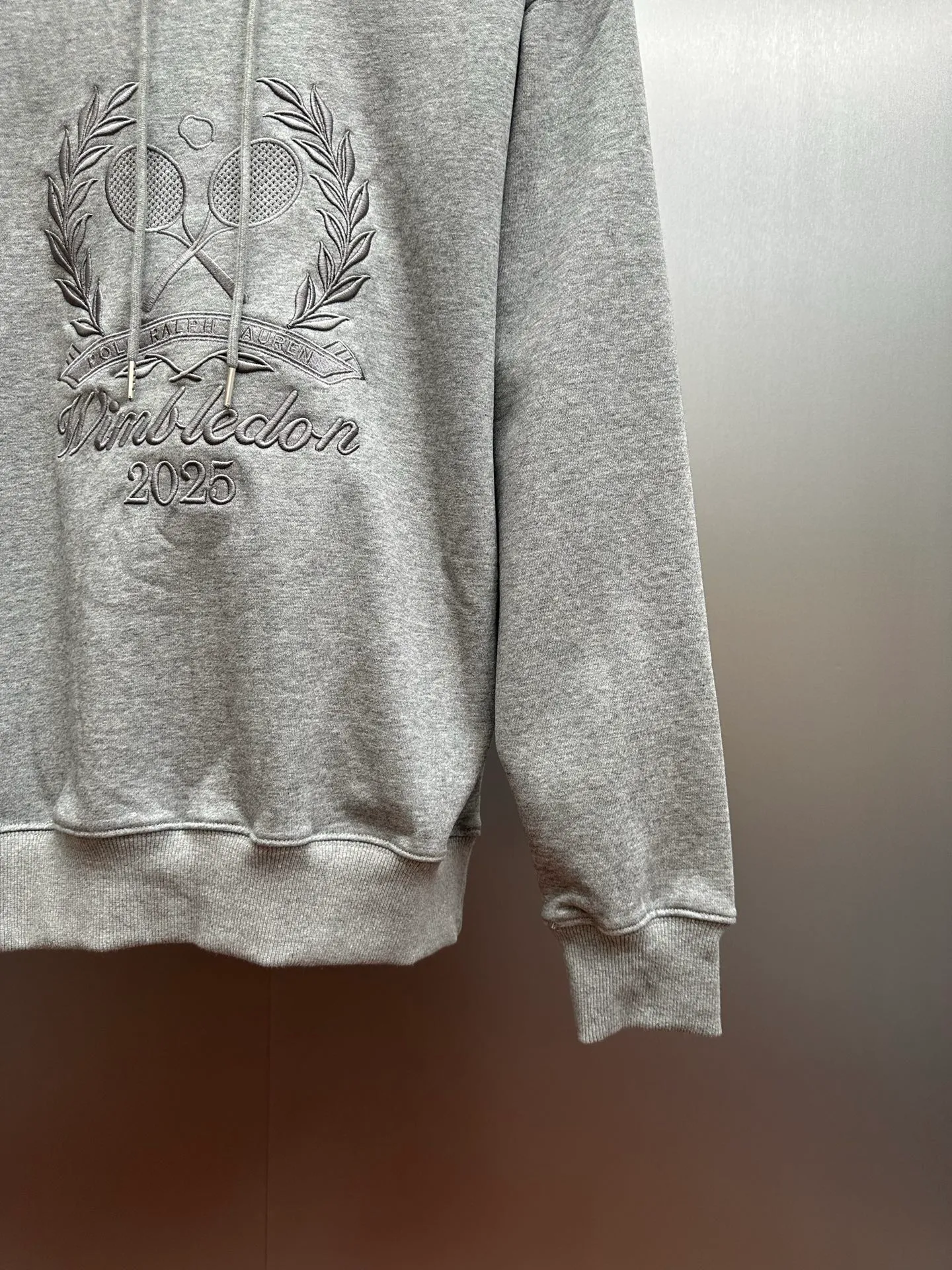P280 RalphLauren/Ralph Lauren 2025 new autumn and winter large embroidered hooded sweatshirt Ralph Lauren's age-reducing item, the coat fabric is made of 60% cotton ➕40% polyester, which not only retains the softness, comfort and breathability of cotton, but also adds the wear resistance and wrinkle resistance of polyester fiber, making the clothes more durable and easy to care for. Even in slightly cooler weather, you won't feel stuffy when wearing it. This kind of fabric has a natural crisp feel and is not easy to pill or deform. Hooded design effectively improves thermal insulation performance. The embroidery on the chest and the fabric are of the same color. The colors are full, three-dimensional and lifelike, adding a bit of liveliness and interest to the whole sweatshirt. There is no pressure to dress, regardless of age or gender. Complete accessories!  Color: navy blue, black, gray size: S-xL